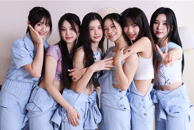 「幻蓝小熊」挟超人气宣布将返台举办粉丝见面会，成员左起NICO、许媛媛、毓、XXIN、采甄、AYEON。（陈俊吉摄）（场地提供：Cafejiasong咖央）