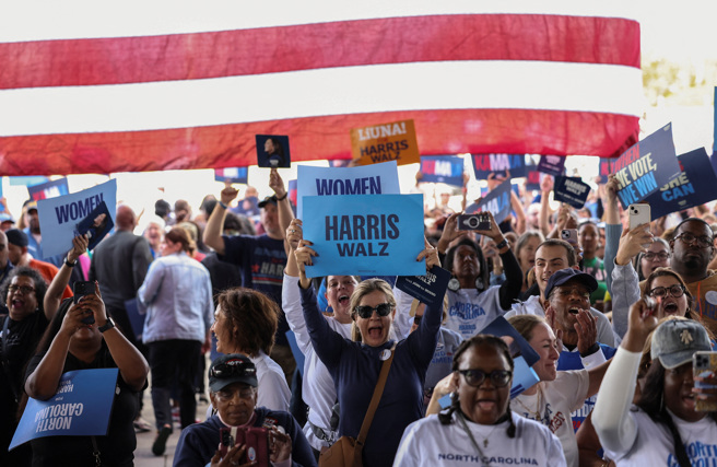 賀錦麗陣營30日北卡羅來納州羅里市（Raleigh）造勢，選民手持支持賀錦麗的標語。（路透）