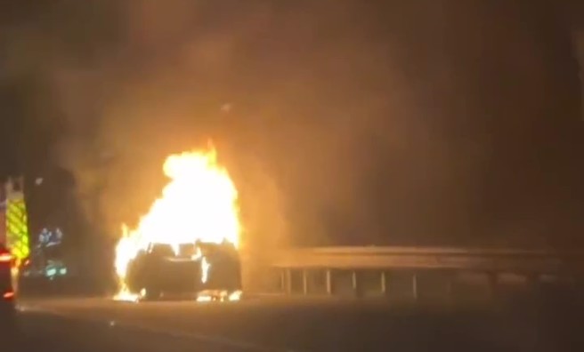 今（2）日晚间7时许，一辆自小客车行驶至国道3号北上51公里处，接近三莺交流道附近时，突然发生不明原因的起火事故。（翻摄记者爆料网）