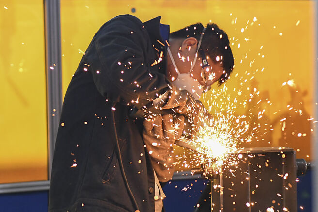 財新公布10月份中國製造業採購經理指數（PMI）50.3，較9月回升1個百分點，重回擴張區間。圖／中新社