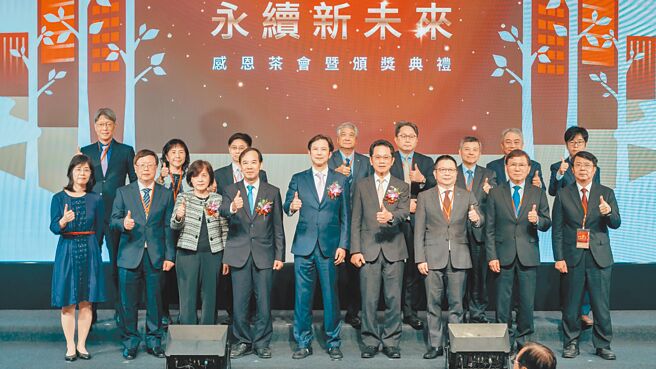 金管會副主委陳彥良（前排右五）蒞臨櫃買三十感恩茶會暨頒獎典禮，並與櫃買中心董事長簡立忠（前排右四）、總經理陳麗卿（前排左三）及與會貴賓合影。圖／櫃買中心提供