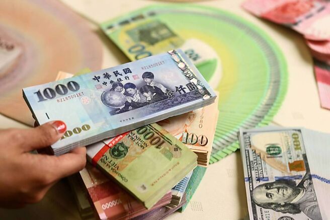 近期各公股銀為嚴控BIS（資本適足率）符合法定標準，而美國聯準會則是啟動降息，因此出現美元、新台幣聯貸利率不同調的情形。圖為新台幣示意圖。圖／本報資料照片
