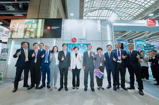 行政院副院長鄭麗君（右六）、金管會主委彭金隆（左六）、銀行局局長莊琇媛（右四）親臨2024台北國際金融科技展指導，中信銀行董事長陳佳文（右五）、總經理楊銘祥（右三）、個人金融執行長楊淑惠（左五），以及中信金控證券事業長張浴澤（左一）、資訊最高主管賈景光（右二）共同出席與會。圖／中信金控提供
