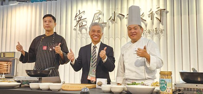 客委會副主委范佐銘（中）與客家版黑白大廚國宴主廚林繼正（右），潛力新銳主廚羅偉洲（左）合影。圖／客委會提供