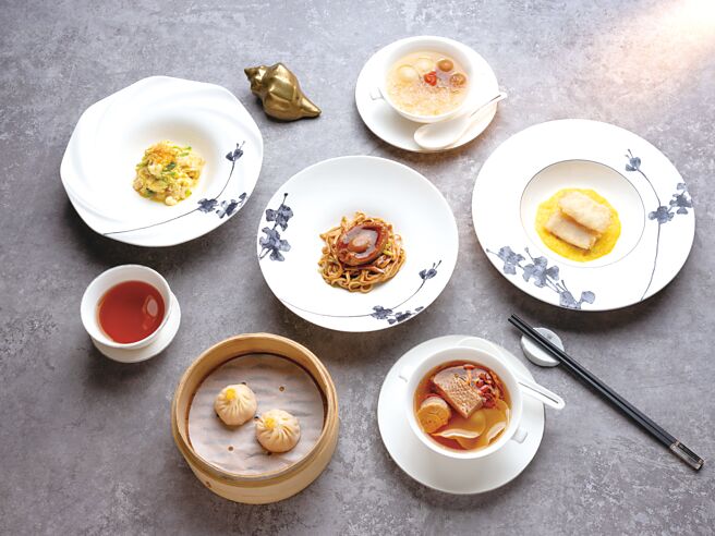 「雅阁」郑国雄主厨严选每只重达6两、丰腴肥美的台湾在地养殖优质大闸蟹，精心设计了以大闸蟹蟹肉与蟹黄入馔的套餐，大闸蟹套餐每位5,880元＋10％。图／台北文华东方酒店提供