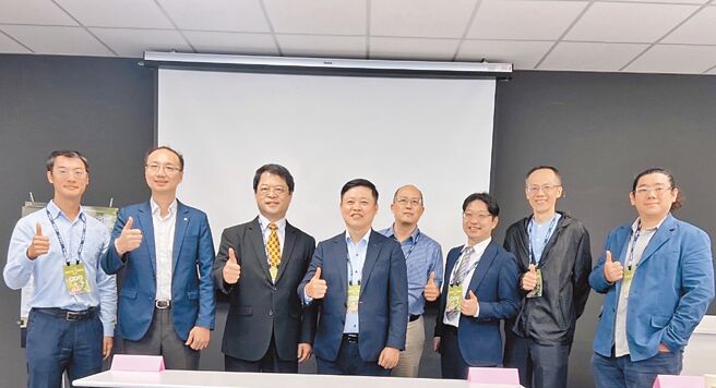 工商時報副總經理謝奇璋（左三）與達易智造經理黃國良（左一起）、DMG MORI德馬吉森精機總經理呂名凱、正鉑雷射總經理陳政嚴、工研院智慧機械科技中心資深業務經理梁碩芃、德馬吉森精機業務經理王人品、環璟科技經理陳忠慶及臺大機械系覺文郁教授研究團隊專案經理陳柏宇等多位貴賓於論壇活動中合影。圖／李淑慧