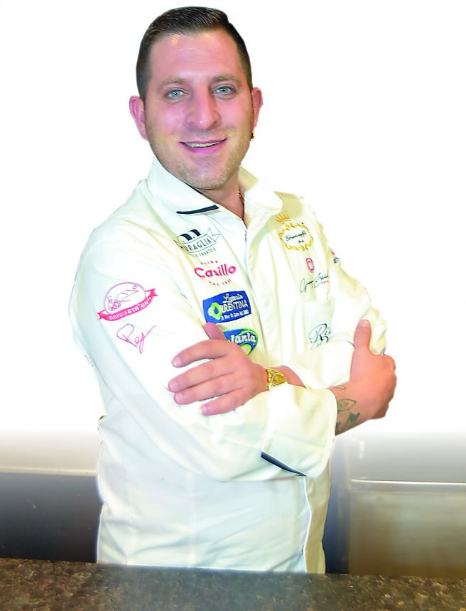 Giuseppe Errichiello（Mr. Peppe）在東京開設〈Peppe Napoli Sta Ca'〉與〈RistoPizza by NAPOLI STA 'CA'〉等三家餐廳，並陸續得到義大利美食權威〈紅蝦評鑑Gambero Rosso〉最高榮譽「三片比薩」，以及「2023年亞太50最佳比薩」第三名與「世界50最佳比薩」第15名。圖／姚舜