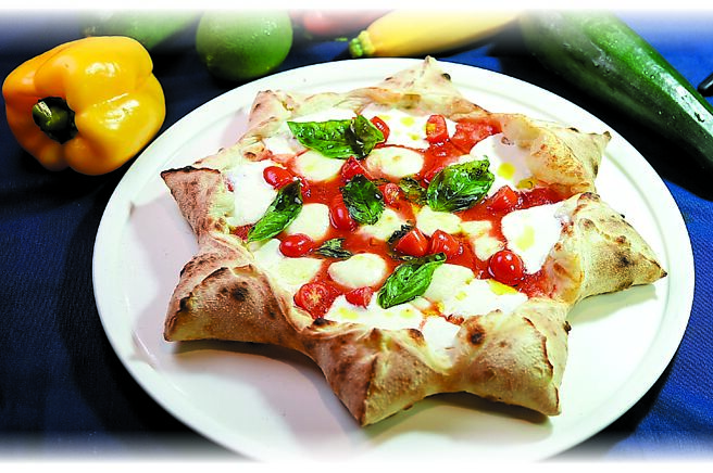 〈招牌太陽比薩〉結合了拿坡里傳統〈Calzone比薩〉和〈瑪格麗特比薩〉特色，四周的比薩角內包著Ricotta起司或義大利沙拉米。圖／姚舜