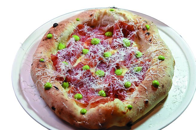 〈少女的告白〉是Mr.Peppe在東京餐廳的高人氣比薩，餡料有來自拿坡里的Fiordilatte起司，搭配鹹香的西班牙24個月熟成生火腿以及山羊起司，並在餅皮外圈以青醬點綴並提味。圖／姚舜