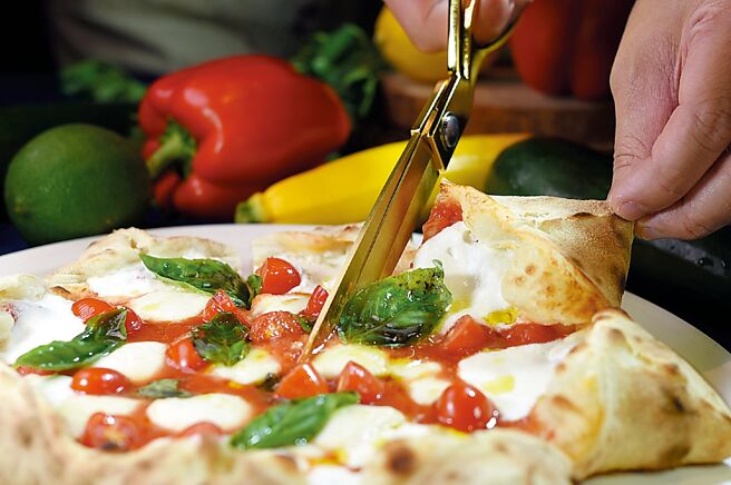 Mr. Peppe習慣用剪刀分切Pizza，而不太用滾刀。圖／姚舜