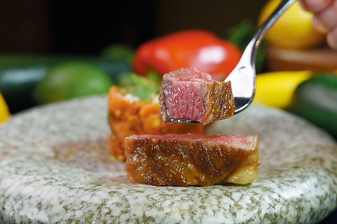 〈燒烤日本鹿兒島A5小田和牛紐約客〉是以高溫爐烤，外層酥香、肉質柔嫩多汁。圖／姚舜