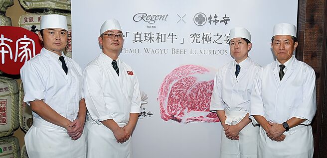 台北晶華酒店地下三樓的三燔本家推出「柿安真珠牛究極之宴」，由柿安料亭料理長長尾英則（右一）親自坐鎮為客人料理。圖／姚舜