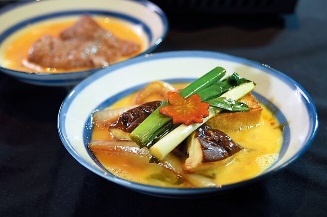 完熟洋蔥、京都特產九條蔥以及福王香菇，在鑄鐵鍋中拌炒後可以沾取蛋液與仁多米釜飯一起享用。圖／姚舜