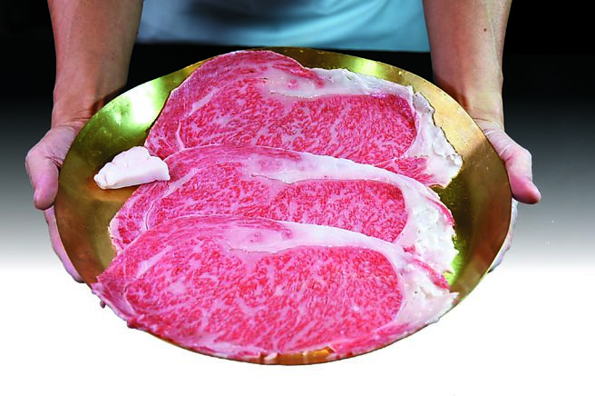 北投晶泉丰旅〈三燔北投〉推出〈真珠牛壽喜燒套餐〉，是以油花豐富並帶有和牛香的真珠牛沙朗為涮煮的「亮點食材」。圖／姚舜