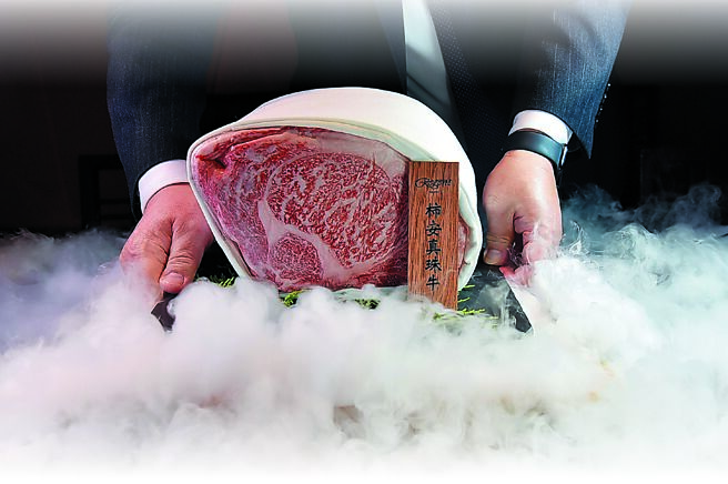 〈柿安真珠牛〉每年僅產出20頭，非常珍稀罕有，如今晶華酒店集團引進台灣，在台北晶華B3〈三燔本家〉與北投晶泉丰旅〈三燔北投〉可嘗到。圖／姚舜