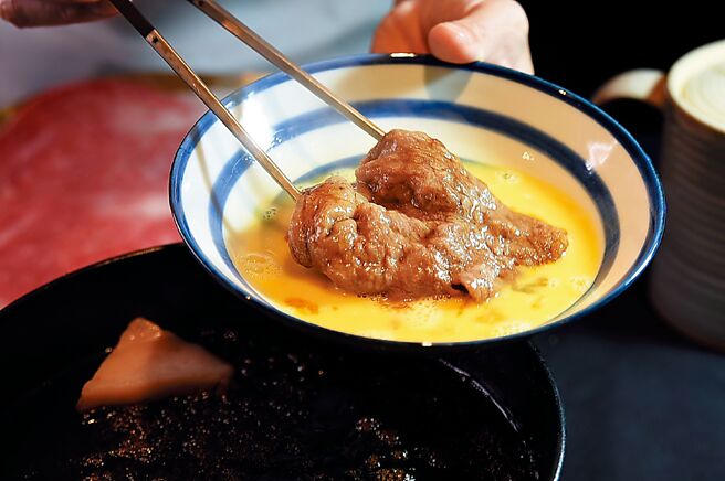 〈三燔北投〉的〈真珠牛壽喜燒〉，可以涮煮熟的真珠牛沙朗搭配蛋液。圖／姚舜