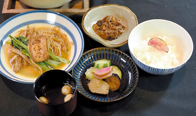 品嘗〈仁多米釜飯〉可以搭配〈燉煮真珠牛〉、〈紅味噌湯〉，以及醃漬小黃瓜、紅心蘿蔔、醃蘿蔔、白菜以及茄子，還有壽喜燒醬汁炒時蔬。圖／姚舜
