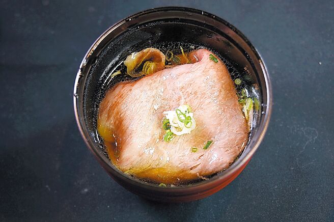 〈真珠牛蒸籠蒸〉的牛肉蒸熟後，可浸在蕎麥高湯中吸取湯汁提味後再入口。圖／姚舜