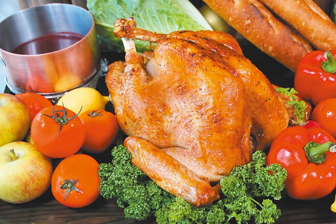 台中日月千禧酒店感恩耶誕火雞禮籃外帶。圖／台中日月千禧酒店提供