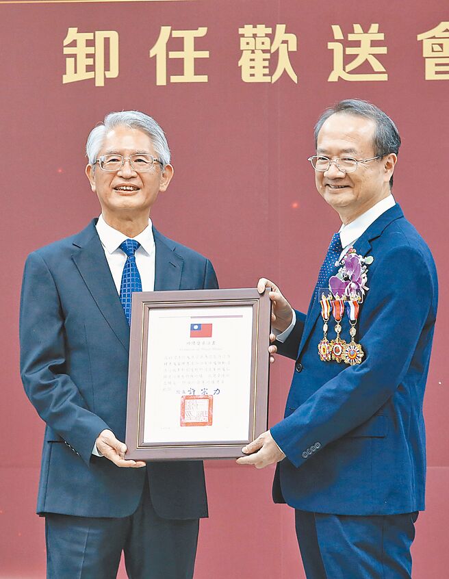 总统核示大法官谢铭洋（左）代理司法院长职务。图为10月30日谢铭洋颁发感谢状给卸任院长许宗力（右）。（本报资料照片）