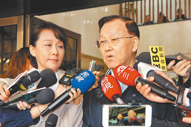 郭新政（左）、盛竹如（右）因「誰摔死了李新」影片，被依誹謗罪判刑確定後，另須連帶賠償前立委羅淑蕾200萬元確定 。（本報資料照片）