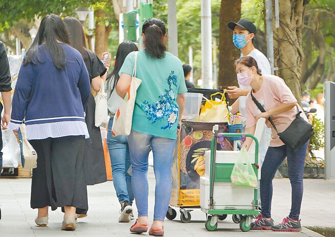 根據勞動部統計指出，無薪假（減班休息）達5763人，創半年新高。圖為小販在人行道上賣便當。（本報資料照片）