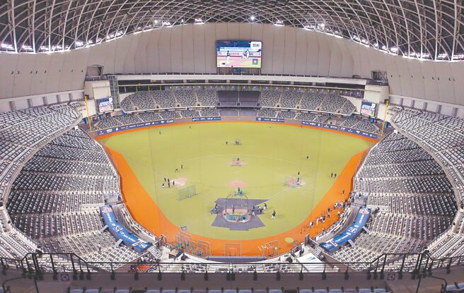 中華職棒聯盟會長蔡其昌對於台北大巨蛋明年只剩下20場賽事深感不滿。中職工會理事長陳傑憲1日直呼可惜，並希望棒球場用途還是以棒球為主，圖為12強棒球賽中華代表隊球員在大巨蛋練球。（范揚光攝）