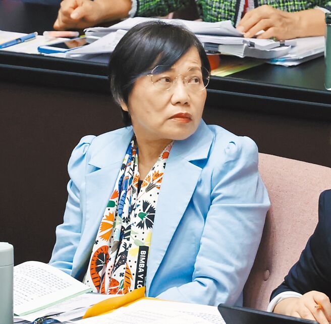 康芮颱風襲台造成不少路樹倒塌災情，讓許多通勤人士抱怨「上班有困難」直指應放災後恢復假，對此內政部長劉世芳1日在立法院回應，未達停班停課標準，因此不需要放假。（姚志平攝）