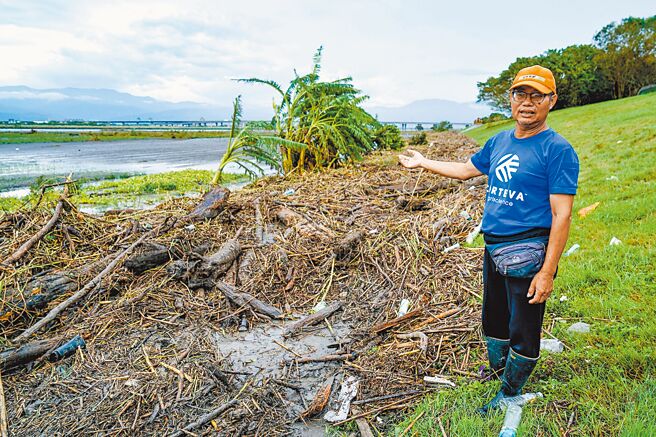 在宜蘭縣壯圍鄉種植青蒜的農民江國文，感嘆收成全毀於颱風。（李忠一攝）