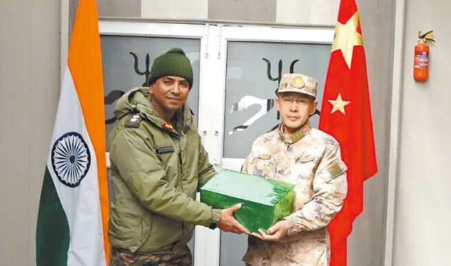 中印军队10月31日在边境交换糖果等礼物并合照。（摘自微博）