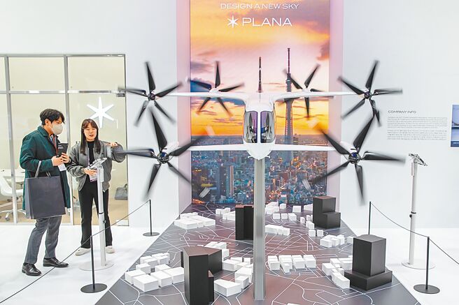 路透檢視一篇論文發現，隸屬於中共軍事科學院機構的研究人員以Meta的Llama早期版本作為基礎，開發出ChatBIT。示意圖為2023年韓國無人機展上的中國大疆無人機。（新華社）