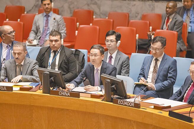 中國常駐聯合國代表團副代表耿爽在安理會審議向烏克蘭提供武器問題時，批評美國在歐洲加劇安全矛盾、製造分裂對抗。（新華社資料照片）