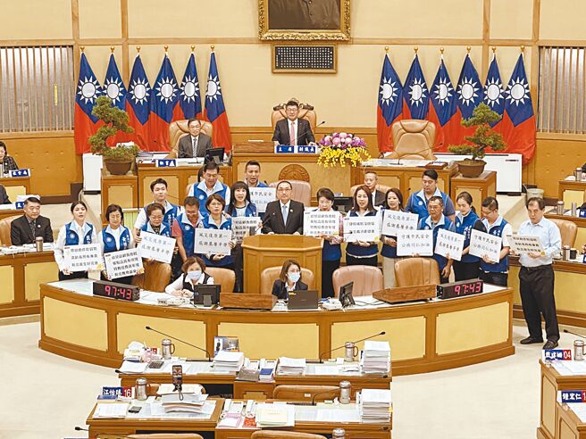 新北市議會第4屆4次定期會總質詢1日輪到國民黨團質詢，由於新北市各區仍有災情尚待復原，國民黨團決定改以書面質詢，讓市府同仁赴現場勘災及復原搶修。（高鈞麟攝）