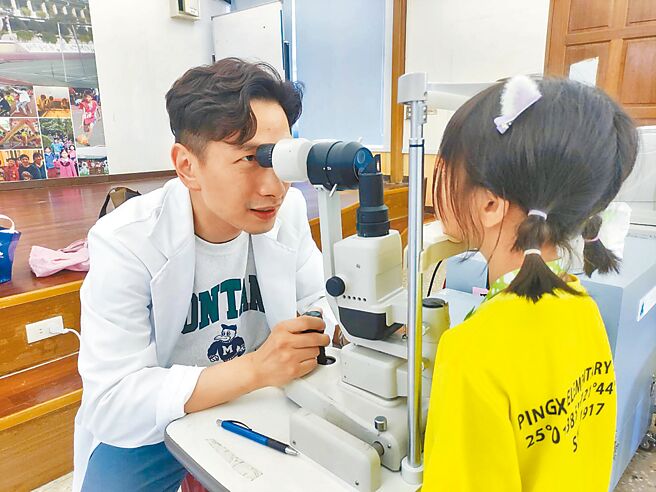 新北市112學年度學生視力不良率，國小生不到5成，但國中生卻突破7成，普通及綜合高中女學生更逾8成，年齡愈長、視力不良率愈高。（新北市衛生局提供／呂健豪新北傳真）