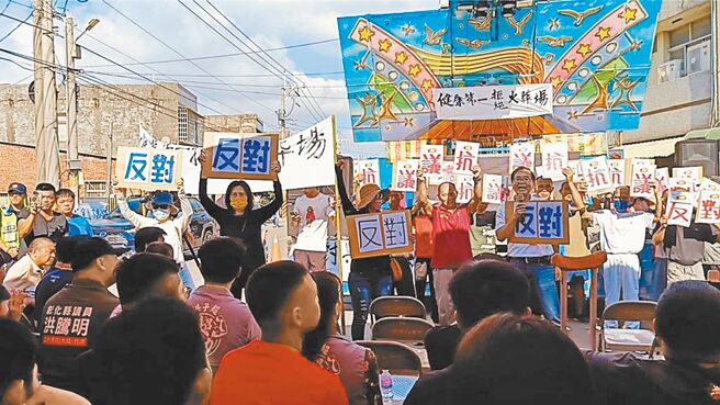 二林鎮居民不滿縣府擇定芳苑鄉草湖南段228-2地號土地進行火化場開發，趙甲里率先舉辦自救說明會，要求縣府撤案。（本報資料照／葉靜美彰化提供）