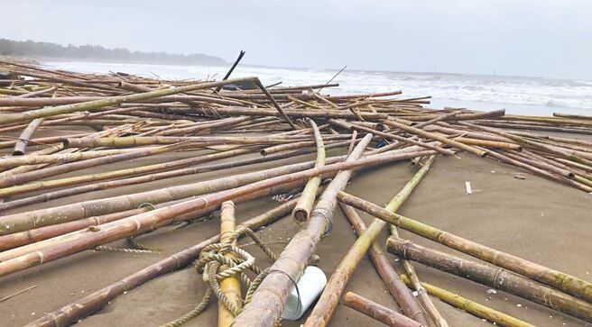康芮颱風襲台，台南沿海掀起巨浪，浮筏式牡蠣養殖的蚵棚被打得全軍覆沒，蚵農血本無歸。（曹婷婷攝）