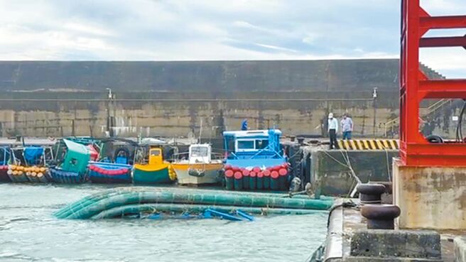 康芮颱風過境，台東縣長濱漁港約有30多艘船筏翻覆，確切數量仍待統計。（蔡旻妤攝）