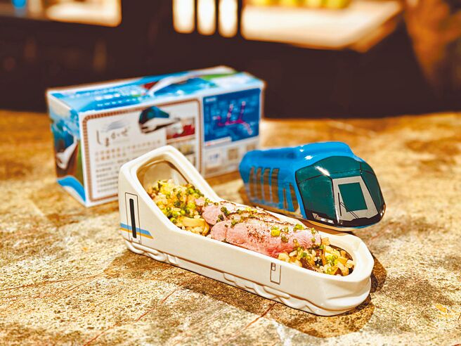 第2屆屏東鐵道文化觀光祭推出以「伊勢志摩觀光特急SHIMAKAZE列車」造型為便當盒的限量「深秋鴨胸純釀豆油炊飯」鐵道便當。（屏縣府提供／謝佳潾屏東傳真）