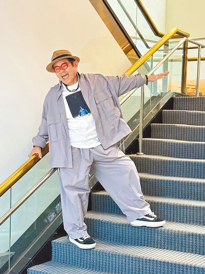 许效舜1日以灰色休閒穿搭宣传「2024斗阵趣」。（池宗玲摄）