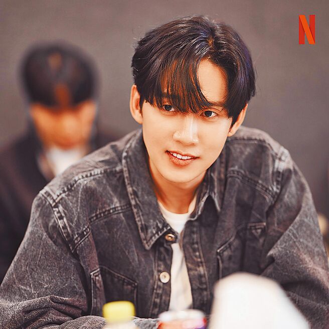 以《黑暗榮耀》獲得人氣的男星朴成焄，在《魷魚遊戲》第二季有破格造型。（ Netflix提供）