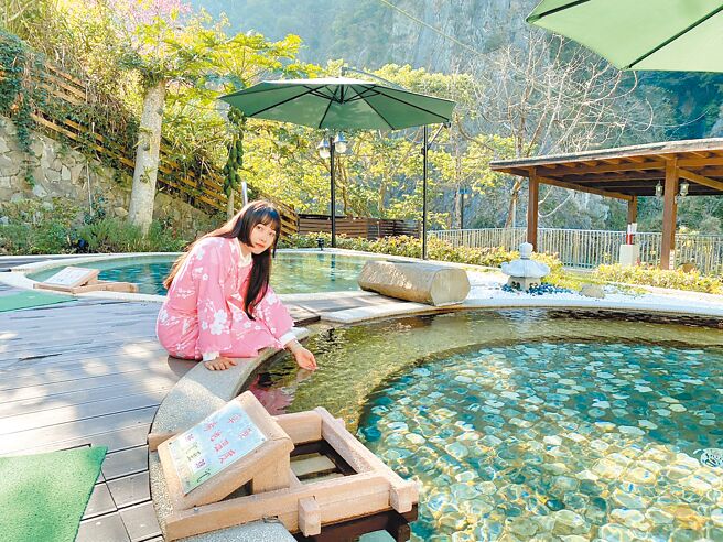統一谷關渡假村的碳酸氫鈉泉，搭配綠意環繞的庭園，充滿了療癒感。（統一渡假村提供）