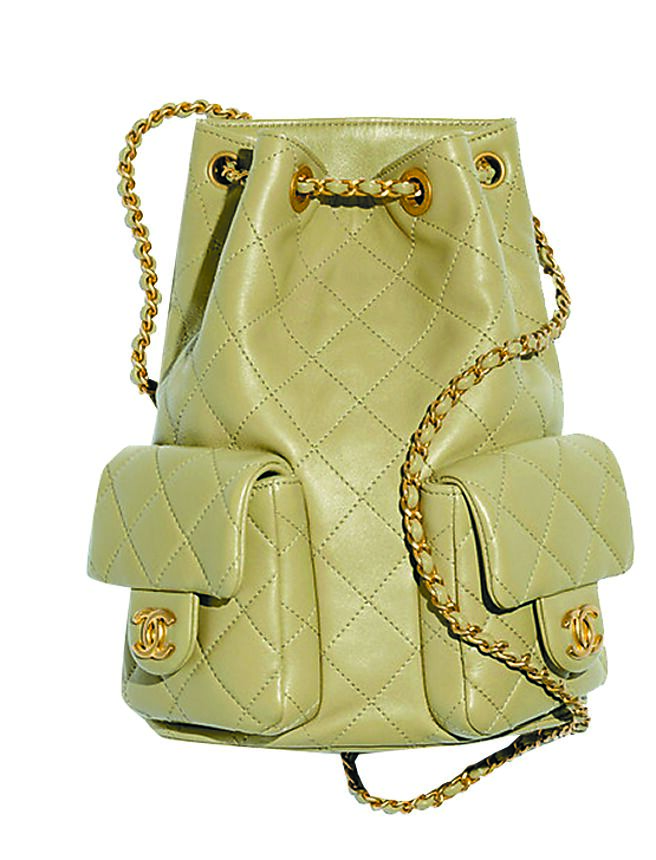 度假系列推出不少全新色系，讓這包款成為許多小香粉要入手的戰利品之一。（CHANEL提供）