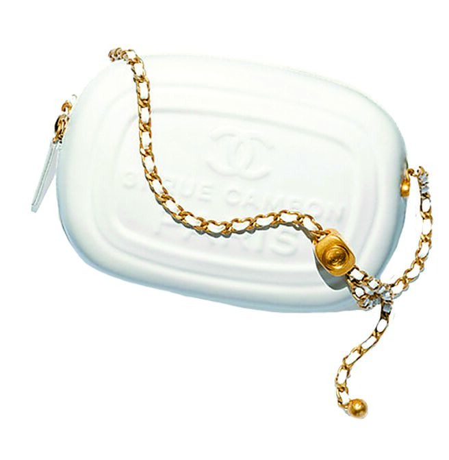 有馬賽香皂別稱的相機包，可愛造型讓人印象深刻。（CHANEL提供）