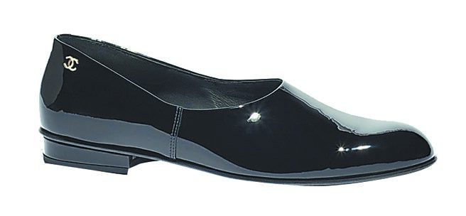 CHANEL黑色漆皮平底鞋靈感源自燕尾服皮鞋和潛水裝。（CHANEL提供）
