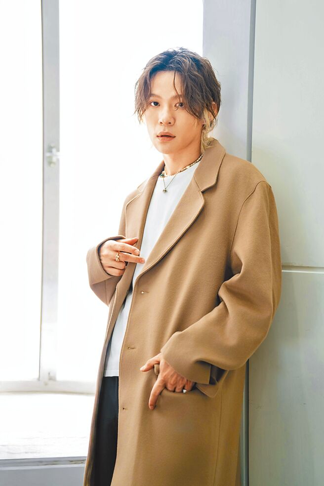 歌手吳獻推出首張正規概念專輯《Good Enough》，是與自己對話後的產物。（攝影／石智中‧服裝／SANDRO）