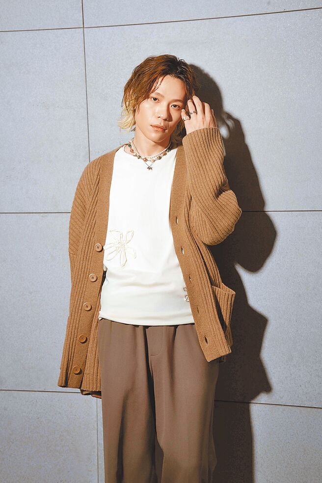 歌手吳獻私下十分活潑，他的聲音空靈甚至有些神祕感。（攝影／石智中‧服裝／SANDRO）