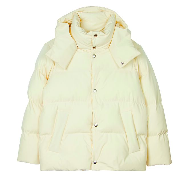 SANDRO HOMME奶油白羽絨外套，價格店洽。（SANDRO提供）