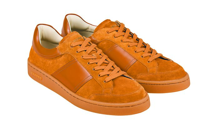 SANDRO HOMME卡其色麂皮球鞋，價格店洽。（SANDRO提供）