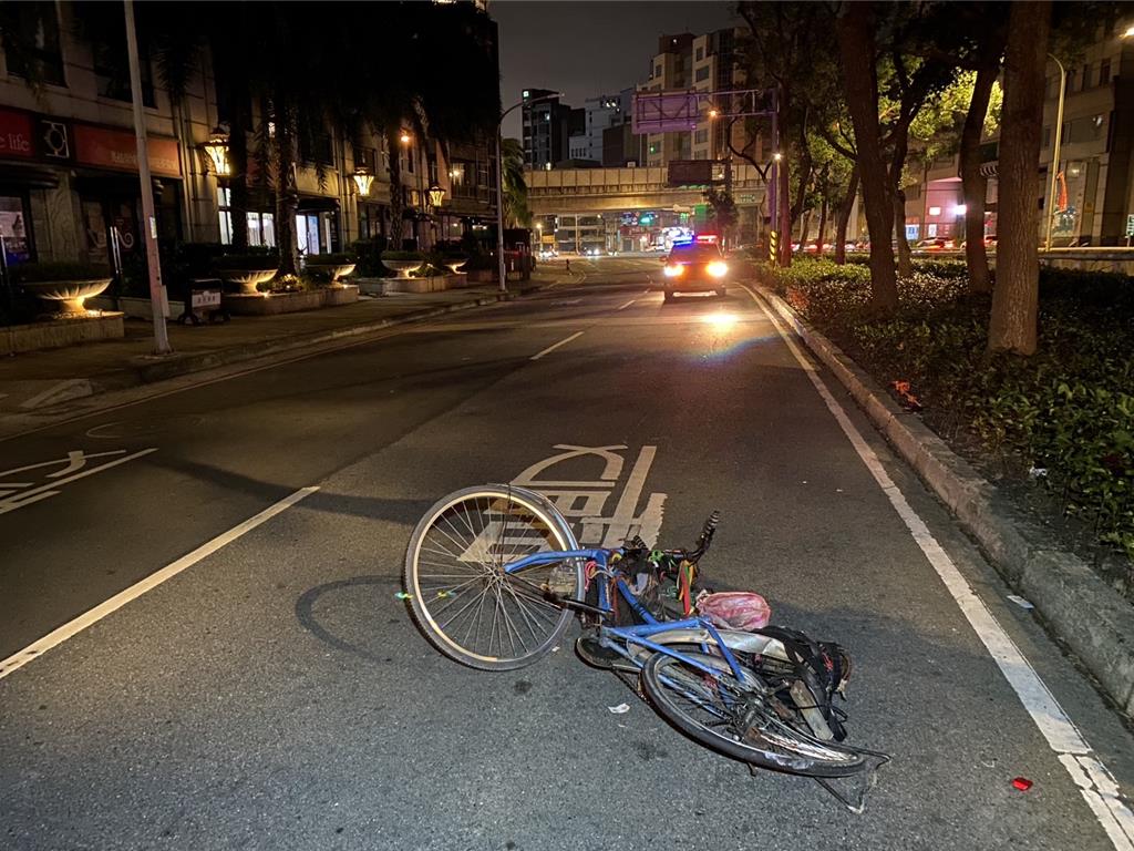 單車婦騎路中央遭追撞 駕駛竟然肇事逃逸