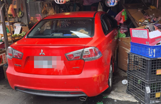 中和景新街市場攤位遭撞爛 車輛疑似暴衝釀禍